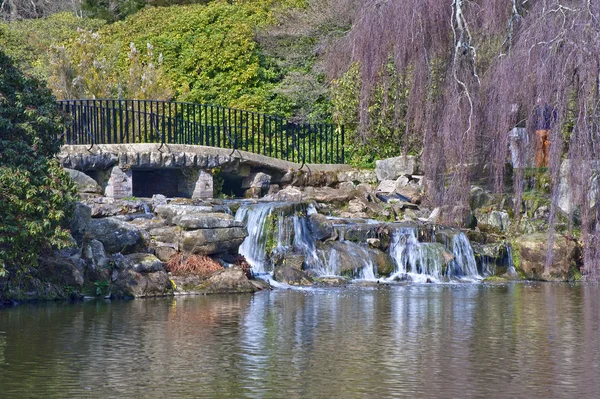 Stock image Beautiful landscaped ornamental gardens in Spring with lake and