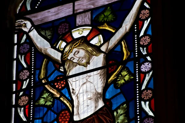 Janela de vidro manchado bonito que descreve Jesus na cruz — Fotografia de Stock