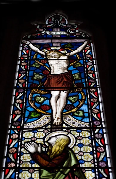 Красивое витражное окно с изображением Иисуса на кресте с — стоковое фото
