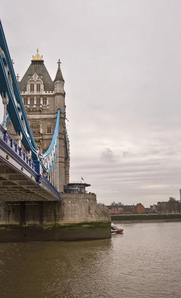 ロンドンのタワー ブリッジの珍しいビュー — ストック写真