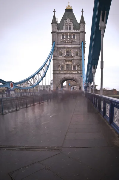 bulanık yayalar ile Londra tower Bridge sıradışı görünümü