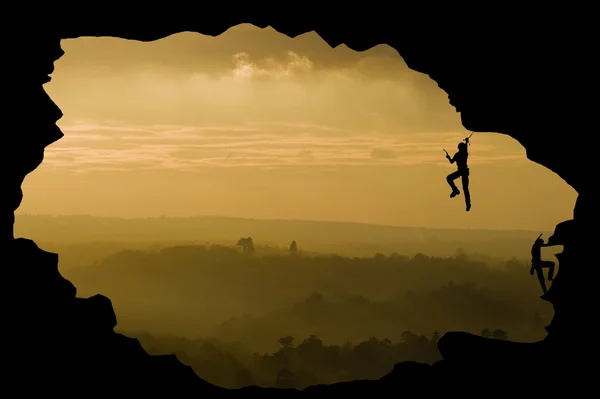 Silhouette eines Bergsteigers gegen senkrechte Wand — Stockfoto