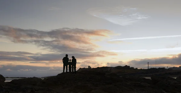 Ailene karşı s ile muhteşem günbatımı silüeti — Stok fotoğraf