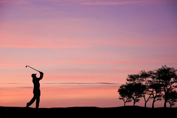 Silhouette golfista contro cielo colorato tramonto — Foto Stock