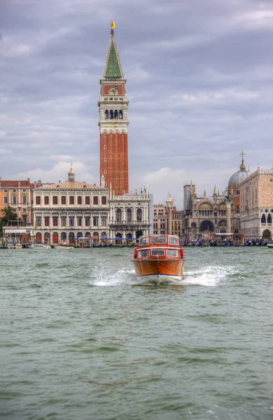 Waater táxi atravessando Venice Laagoon na Itália com San Marco Piaz — Fotografia de Stock