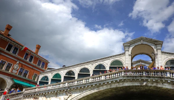 Venedig italien rialto brücke von einer gondel aus gesehen — Stockfoto