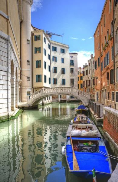 Venedig Italien kanalen med gamla byggnader en sida och nya byggnader — Stockfoto