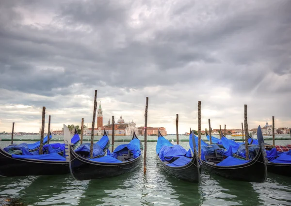 Gondoler guppade i lagunen utanför san marco piazza Venedig Italien — Stockfoto