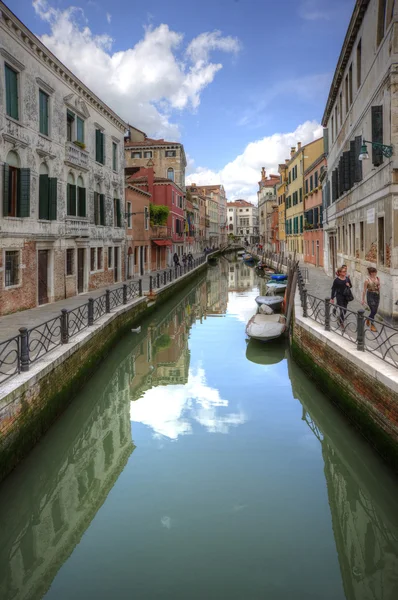 Прекрасный вид на длинный канал в Венеции — стоковое фото