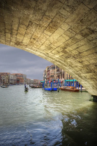 Niedriger blick durch rialtobrücke entlang des großen kanals venedig italien — Stockfoto