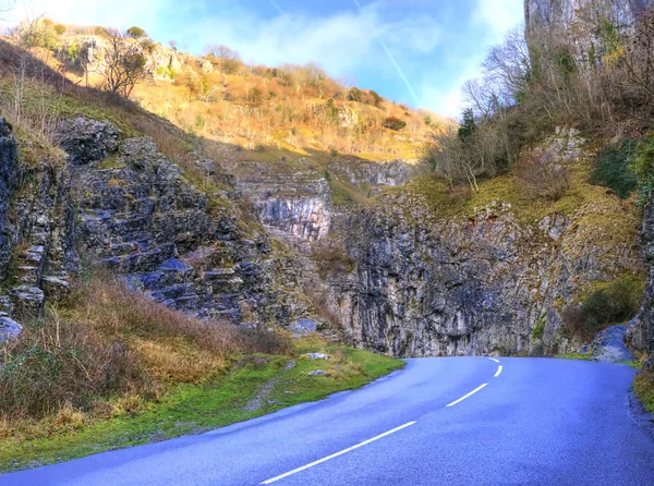 Strada curve attraverso splendida colorato paesaggio montagnoso canyo — Foto Stock