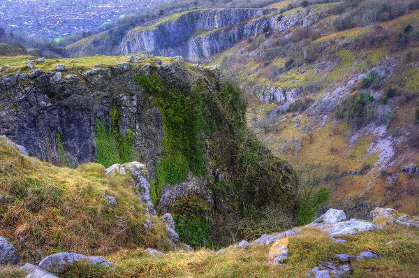 Prachtige landschap over bovenkant van oude berg kloof met bea — Stockfoto