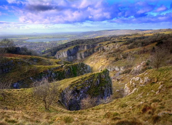 Fantastiska landskap över toppen av antika mountain klyfta med bea — Stockfoto