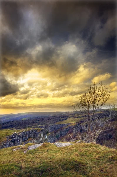 Fantastiska landskap över toppen av antika mountain klyfta med bea — Stockfoto