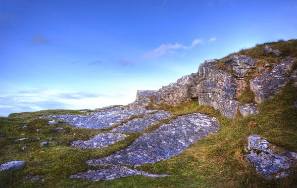 Bela vista através do topo do penhasco de rocha antiga em cl deslumbrante — Fotografia de Stock