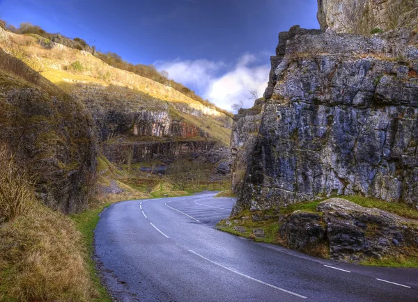 Strada curve attraverso splendida colorato paesaggio montagnoso canyo — Foto Stock