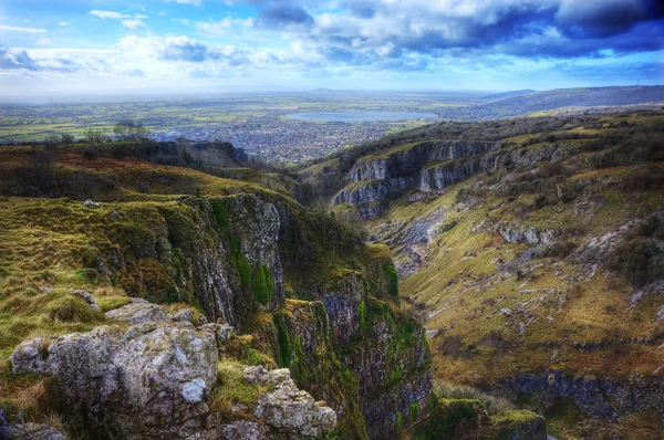 Impresionante paisaje a través de la cima de la antigua garganta de montaña con bea — Foto de Stock