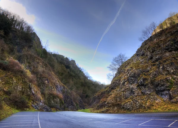 Tie taipuu läpi upea värikäs vuoristoinen maisema kanjoni — kuvapankkivalokuva