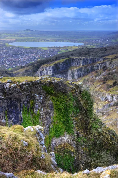 Superbe paysage à travers le sommet de l'ancienne gorge de montagne avec bea — Photo