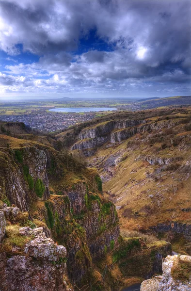 Muhteşem manzara karşısında eski dağ gorge bea ile tepesinde — Stok fotoğraf