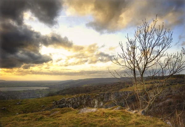 Prachtige landschap over bovenkant van oude berg kloof met bea — Stockfoto