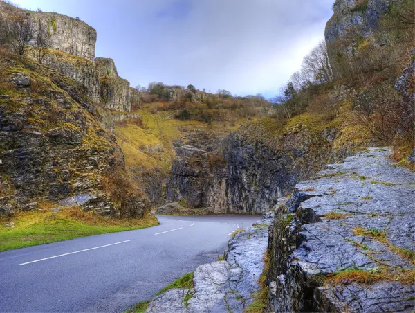 Road bends genom fantastiska färgglada bergigt landskap canyo — Stockfoto