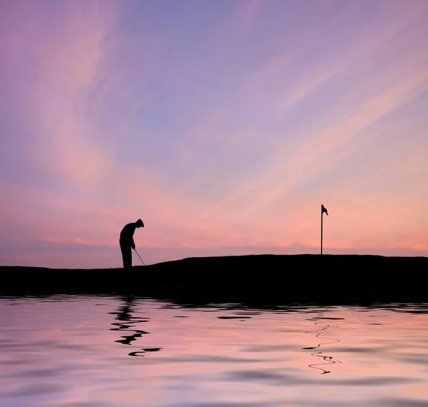 Golfer silhouet tegen verbluffende avondrood — Stockfoto