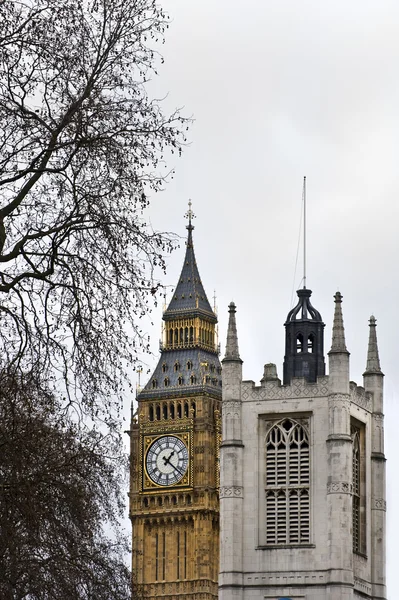 Igreja de Santa Margarida ao lado da Abadia de Westminster, em Londres, com Big Ben — Fotografia de Stock