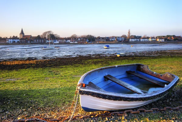 Antiguo bote de remos en el paisaje del puerto de marea baja al atardecer — Foto de Stock
