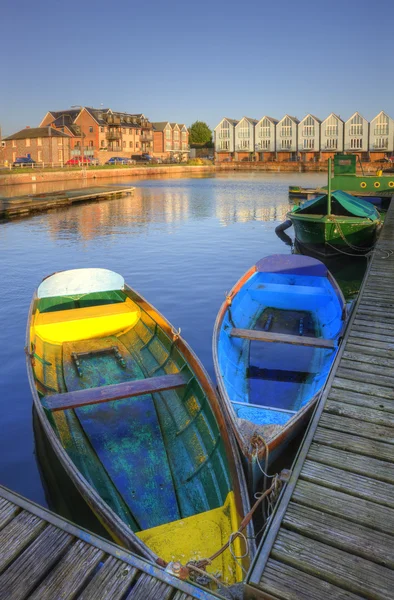 Barcos a remo coloridos brilhantes na paisagem do canal urbano — Fotografia de Stock