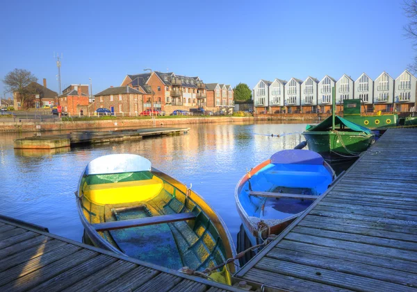 Barcas de remos de colores brillantes en el paisaje del canal urbano — Foto de Stock