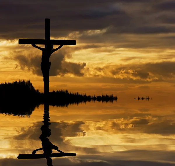 Jesucristo Crucifixión en la Silueta del Viernes Santo reflejada en — Foto de Stock