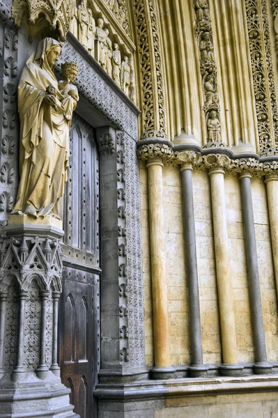 Detail zblízka obraz Panny Marie držící Ježíše na postranním vchodem na západ — Stock fotografie
