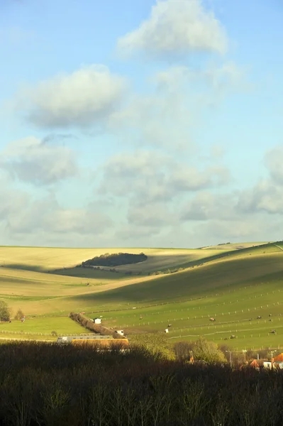 Живой пейзаж над катящейся английской деревней — стоковое фото