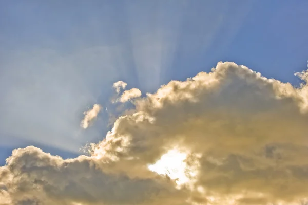 Impressionante sunbrust através de nuvens com vigas que se estendem para o ele — Fotografia de Stock