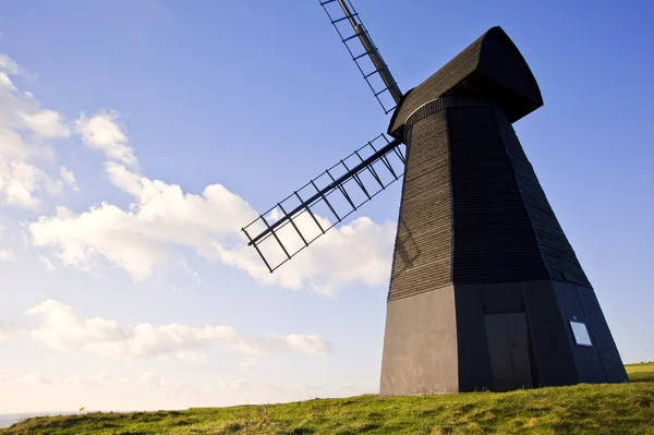 Alte hölzerne Windmühlenlandschaft vor strahlend blauem Himmel mit — Stockfoto