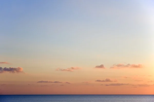 Beautiful minimal landscape seascape of stunning sunset over cal — Stock Photo, Image