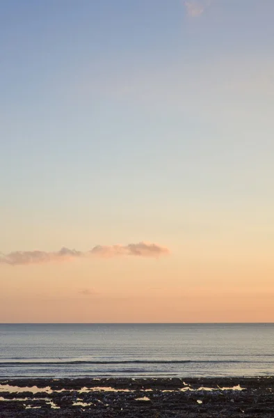 Piękny krajobraz minimalne seascape wspaniały zachód słońca nad cal — Zdjęcie stockowe