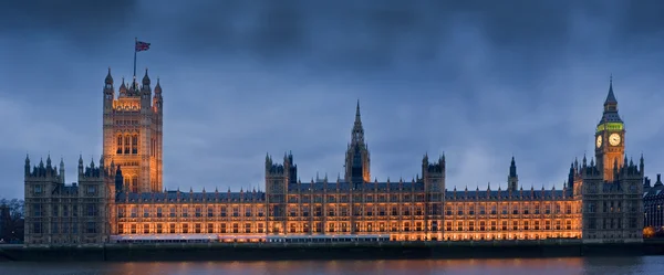议会在西敏寺伦敦在黄昏查看房子的完整视图 — 图库照片