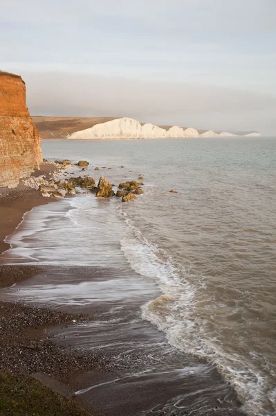 白色峭壁上的岩石和海洋与海岸的迷人景色 — 图库照片