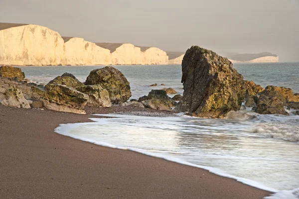 바위와 바다 해 안에 백색 절벽의 아름 다운 보기 — 스톡 사진