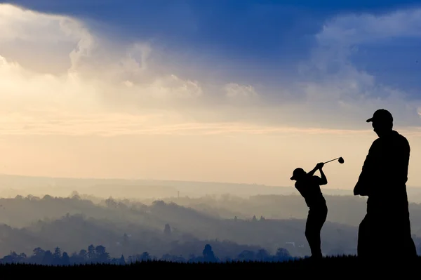 Silueta de golfista contra el cielo impresionante puesta de sol — Foto de Stock