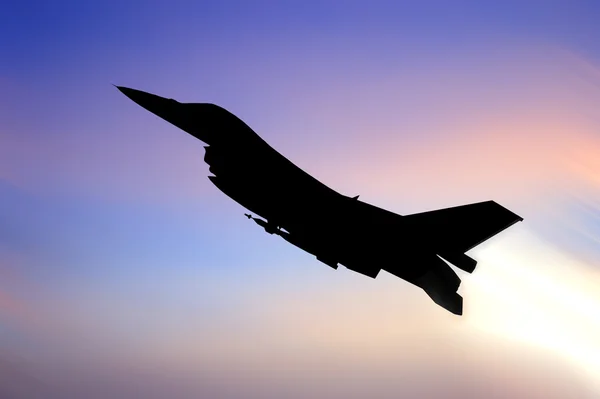 Askeri saldırı uçaklarına karşı hareketli günbatımı sk silüeti — Stok fotoğraf