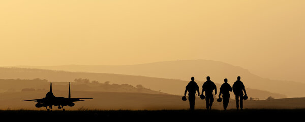 Silhueta de aeronaves de ataque militar contra o pôr do sol vibrante sk — Fotografia de Stock