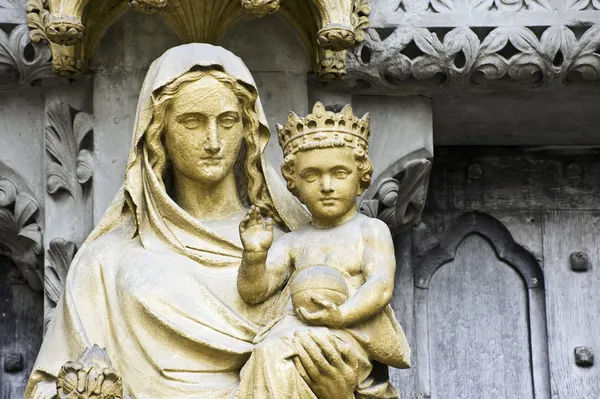 Detalle de cerca imagen de la Virgen María sosteniendo a Jesús en la entrada lateral al Oeste Fotos De Stock Sin Royalties Gratis