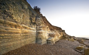 sunrise rock detayları ile kumsalda güzel görünümü