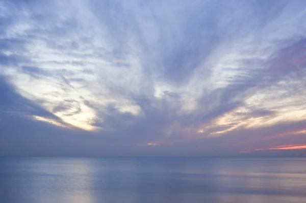 滑らかな長い露出 se に反映される美しい燃えるようなグロー日没 — ストック写真