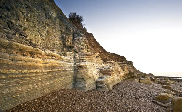 美丽的景色的海滩在日出与岩石的详细信息 — 图库照片