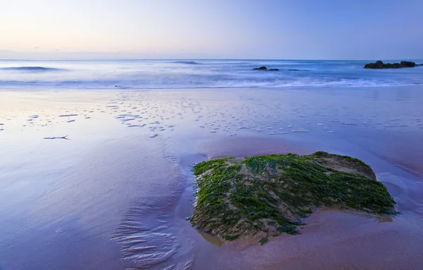 Piękny widok z plaży na wschód ze skały — Zdjęcie stockowe