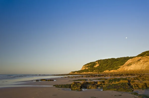 มุมมองที่สวยงามของชายหาดที่พระอาทิตย์ขึ้นพร้อมรายละเอียดหิน — ภาพถ่ายสต็อก
